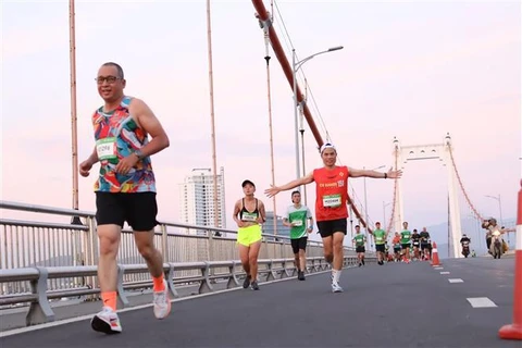Nutrida participación de atletas en Maratón Internacional Da Nang 2024