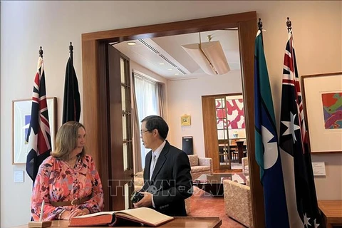 Presidente del Senado australiano recibe al embajador vietnamita