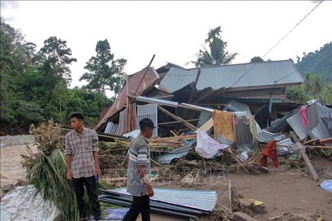 Deslizamiento de tierra en Indonesia deja un muerto y nueve desaparecidos