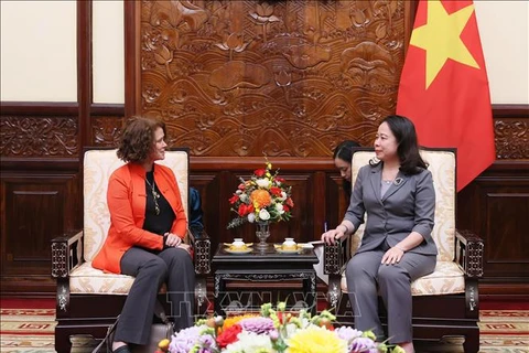 Presidenta interina de Vietnam recibe a directora nacional del BM