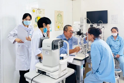 Médico japonés lleva luz a decenas de miles pacientes oculares vietnamitas