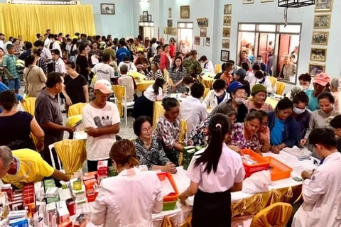 Ciudad Ho Chi Minh extiende apoyo a personas necesitadas en Laos
