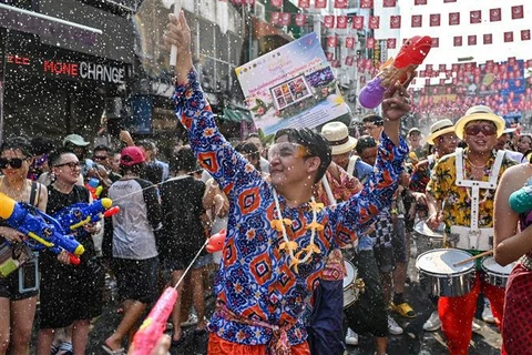 Presidente del Parlamento de Vietnam felicita a Tailandia por el Songkran