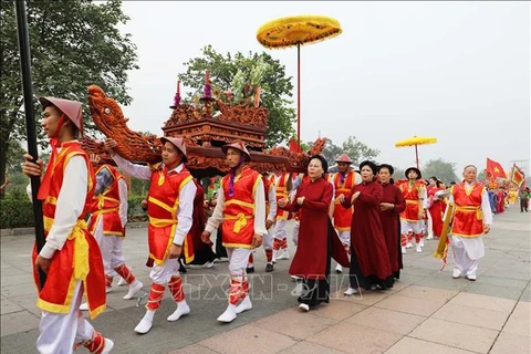 Efectúan procesión de palanquín en honor a los Reyes Hung