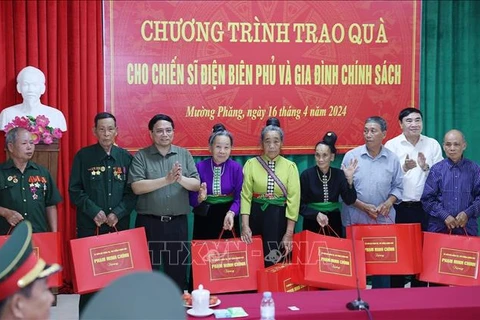 Honran a personas que contribuyeron a la victoria de Dien Bien Phu