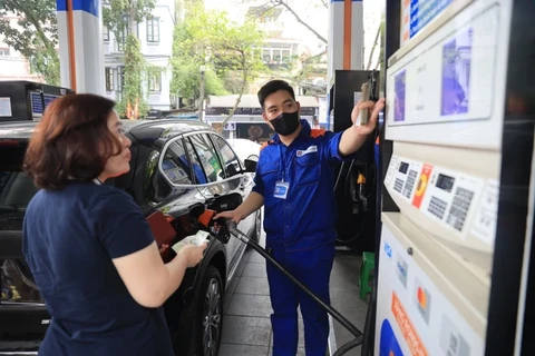 Precios de gasolina aumentan ligeramente en Vietnam