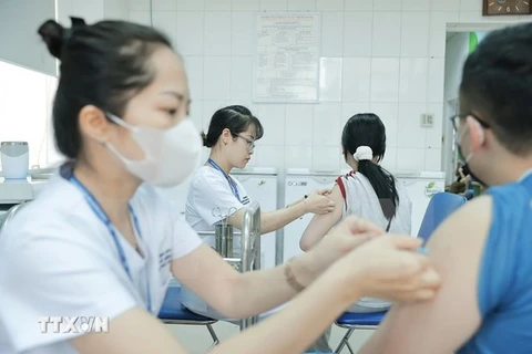Millones de niños vietnamitas son protegidos por vacunación