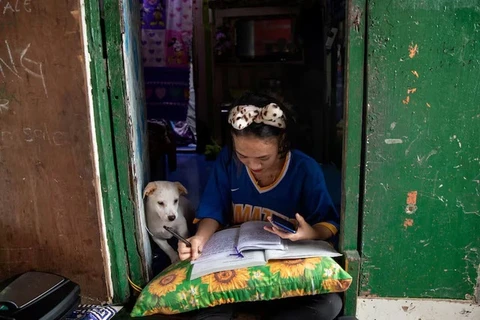 Escuelas en Filipinas funcionan en línea en medio de un calor extremo