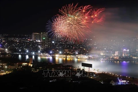 Fuegos artificiales iluminan cielo de Ciudad Ho Chi Minh en Día de Reunificación nacional 