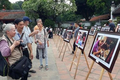 Inauguran exposición de fotos por 65 años de liberación de Hanoi