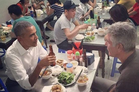 (Video) La atracción especial del restaurante “Bun cha Obama”