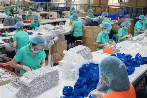 (Televisión) Vietnam exporta 415 millones de mascarillas en la batalla contra el COVID-19