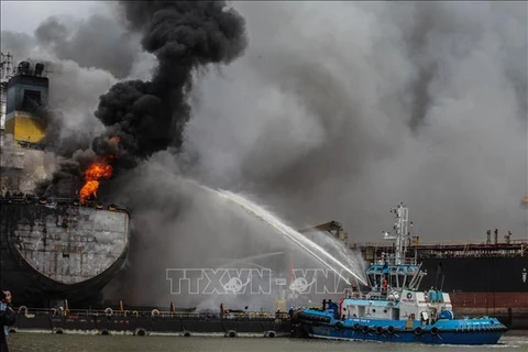 Al menos 22 heridos en incendio de petrolero en Indonesia