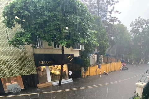 Intensas lluvias inundan calles de Hanoi