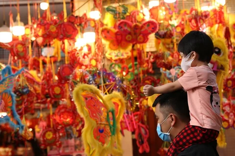 Calle de Hang Ma con múltiples colores en el Festival del Medio Otoño 2020 
