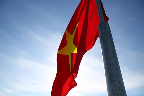Solemne y emocionado acto de izamiento de bandera nacional en la isla vietnamita de Ly Son
