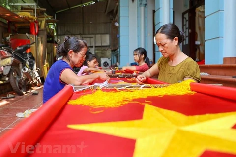 Visitar al pueblo especializado en confección de la bandera nacional de Vietnam