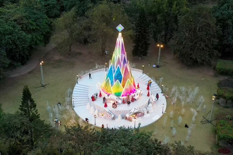 Navidad con árbol multicolor en forma de brotes de bambú más grande de Vietnam 