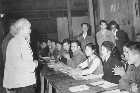 El Presidente Ho Chi Minh visita una clase nocturna de conocimientos generales y técnicos de los trabajadores de la planta automovilística 1-5, un ejemplo pionero del movimiento de educación del sector industrial en Hanoi, 1963 (Fuente: hochiminh.vn)