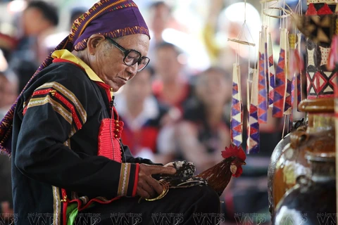 Traje tradicional de la minoría étnica Ede