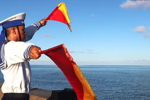 Soldados de la Marina guían a barcos en Truong Sa