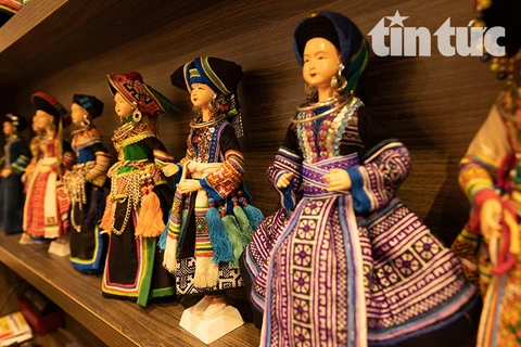 Presentan el traje de grupos étnicos de Vietnam a través de muñecas