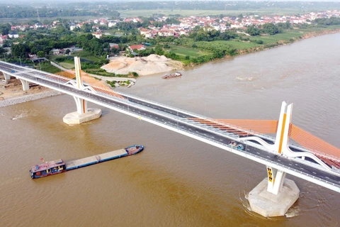 Puente atirantado moderno conecta las provincias de Vinh Phuc y Phu Tho