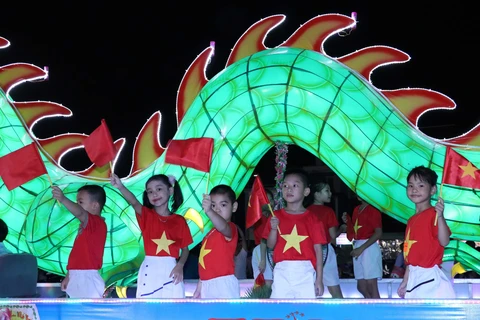Modelos gigantes de linternas del Festival de Medio Otoño en Tuyen Quang