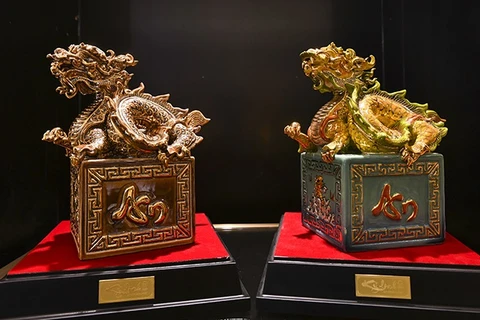 Presentan sello real de dragón en cerámica para la ocasión del Tet