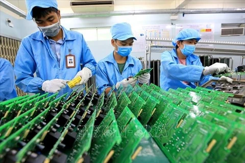 Vietnam por desarrollar recursos humanos en industria de semiconductores