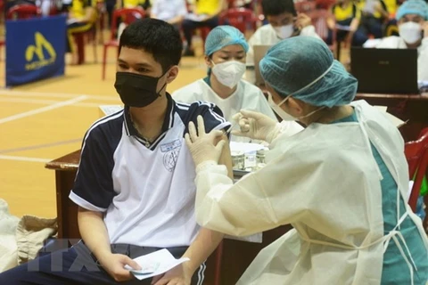 Hanoi realiza vacunación del COVID-19 para menores entre 12 y 17 años