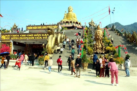 Turismo espiritual atrae a miles de visitantes a provincia vietnamita de Tuyen Quang 
