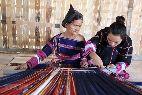 Mujeres de la etnia Ede preservan el tejido tradicional de brocado 