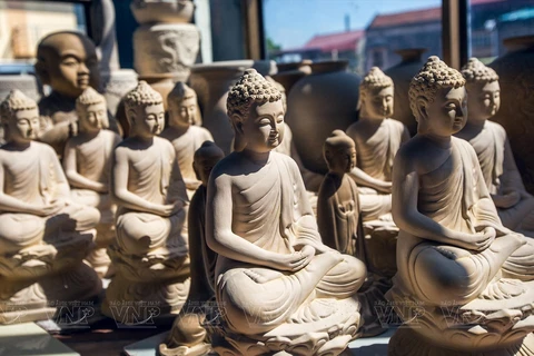 Contemplan belleza de estatuas de buda talladas en cerámica de Bat Trang
