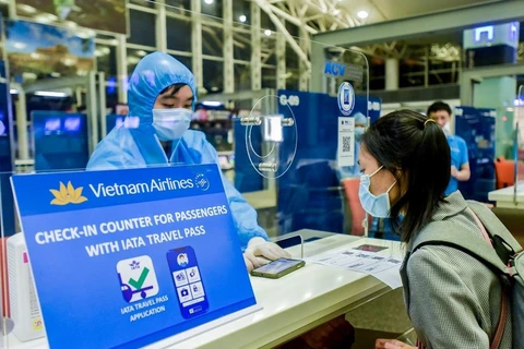 Ponen en prueba pasaporte de salud electrónico en vuelos de Vietnam Airlines