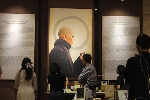La primera exposición de caligrafía del maestro zen Thich Nhat Hanh en Vietnam