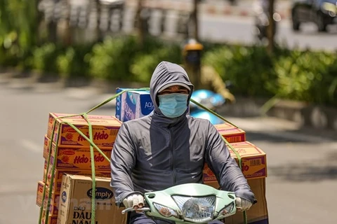 Hanoi: Trabajadores se esfuerzan para ganarse la vida bajo intenso calor