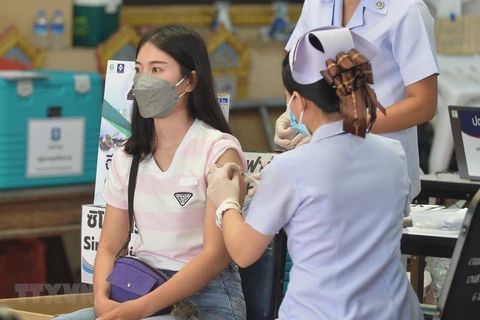 Alumnos en Bangkok reciben vacunación para regresar a la escuela