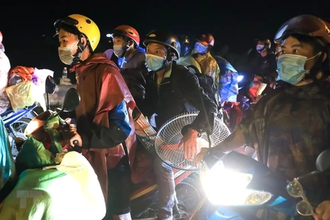 La policía de tránsito de Hanoi apoya a miles de personas en su camino a casa