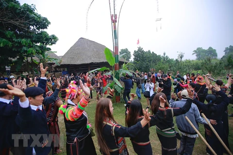 Celebran festival de primavera an Aldea de Cultura y Turismo de Etnias Minoritarias de Vietnam