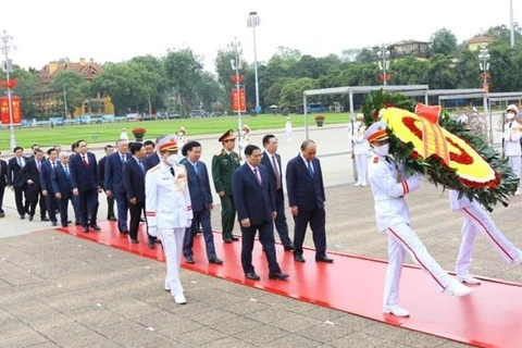 Dirigentes vietnamitas rinden tributo al Presidente Ho Chi Minh en ocasión de efemérides