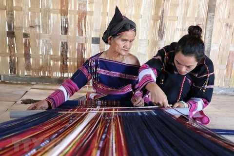 “Conservan el color” del tejido de minoría étnica en Vietnam