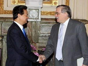 Premier Nguyen Tan Dung recibó al vicepresidente del Banco Mundial, James Adams.