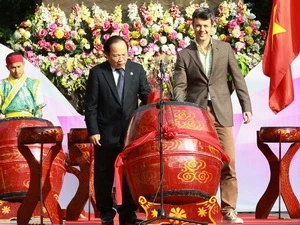 El príncipe heredero dinamarqués, Frederik, y el ministro vietnamita de Cultura, Deportes y Turismo, Hoang Tuan Anh, (Fuente:VNA)