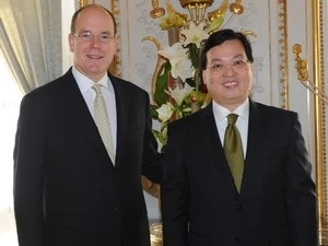 El príncipe de Mónaco, Albert II, y el embajador de Viet Nam, Duong Chi Dung