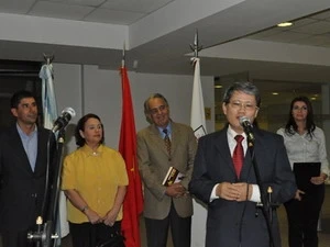 El embajador vietnamita en Argentina, Nguyen Van Dao en el acto, (Fuente: VNA)