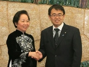 La vicepresidenta vietnamita Nguyen Thi Doan y el gobernador de Aichi, Hideaki Ohmura. (Fuente: VNA)