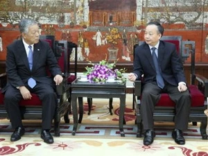 El vicepresidente del Comité Popular de Hanoi, Nguyen Van Suu, y el vicepresidente de la corporación japonesa de Toshiba, Toshiharu Wantanabe (Fuente:VNA)