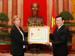 El presidente Truong Tan Sang entrega Orden Ho Chi Minh a Elizabeth Aubrac, hija del ingeniero Raymond Aubrac (Fuente: VNA)