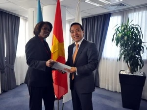 El embajador vietnamita en Roma, Nguyen Hoang Long y la directora ejecutiva del Programa Mundial de Alimentos (PMA) de las Naciones Unidas, Ertharin Cousin.